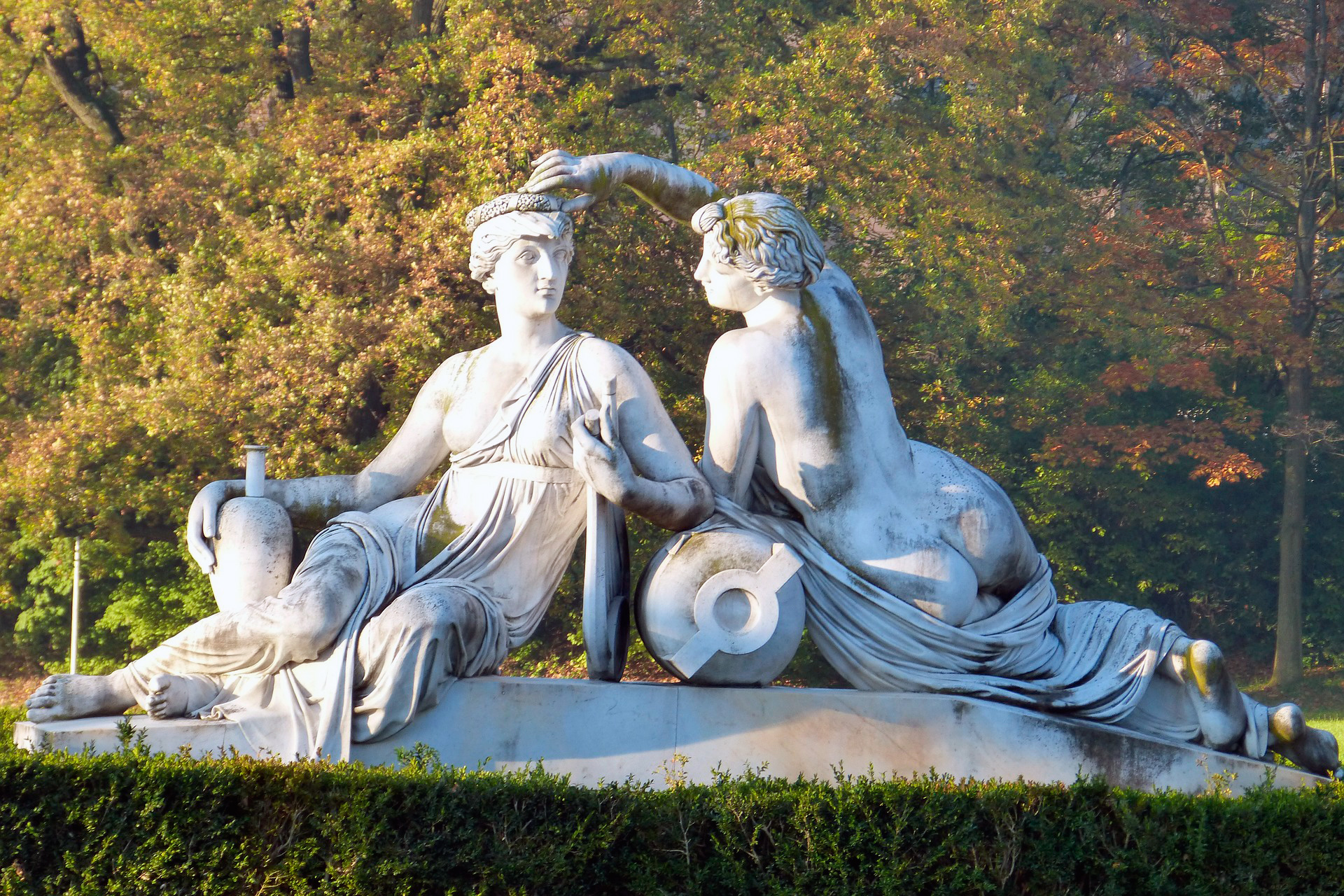 Statue im Park: Zwei Frauen, antik